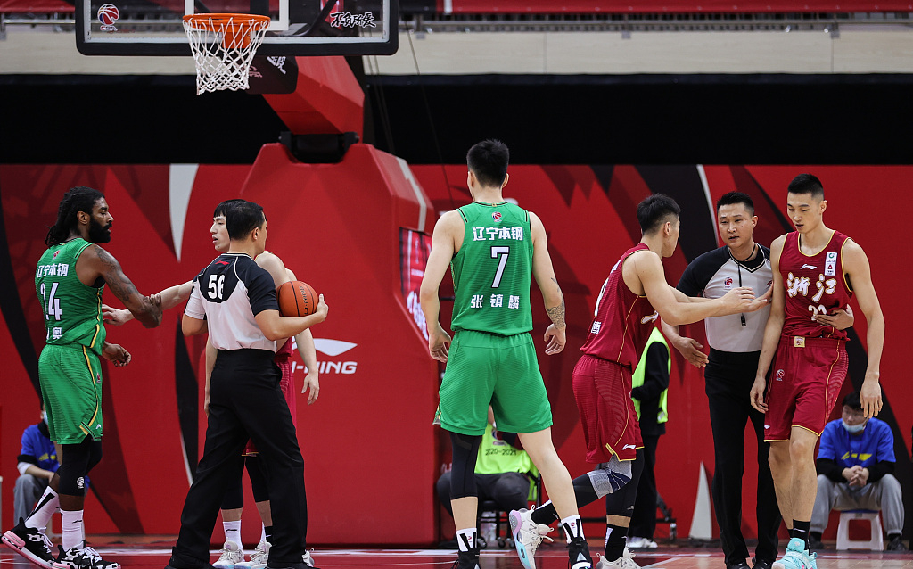 南宫28-广东宏远训练开放日；转会期单刀错失引欢呼；意大利杯在即；年轻球员得到机会的简单介绍