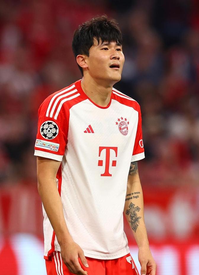  冯提莫红色高跟鞋 