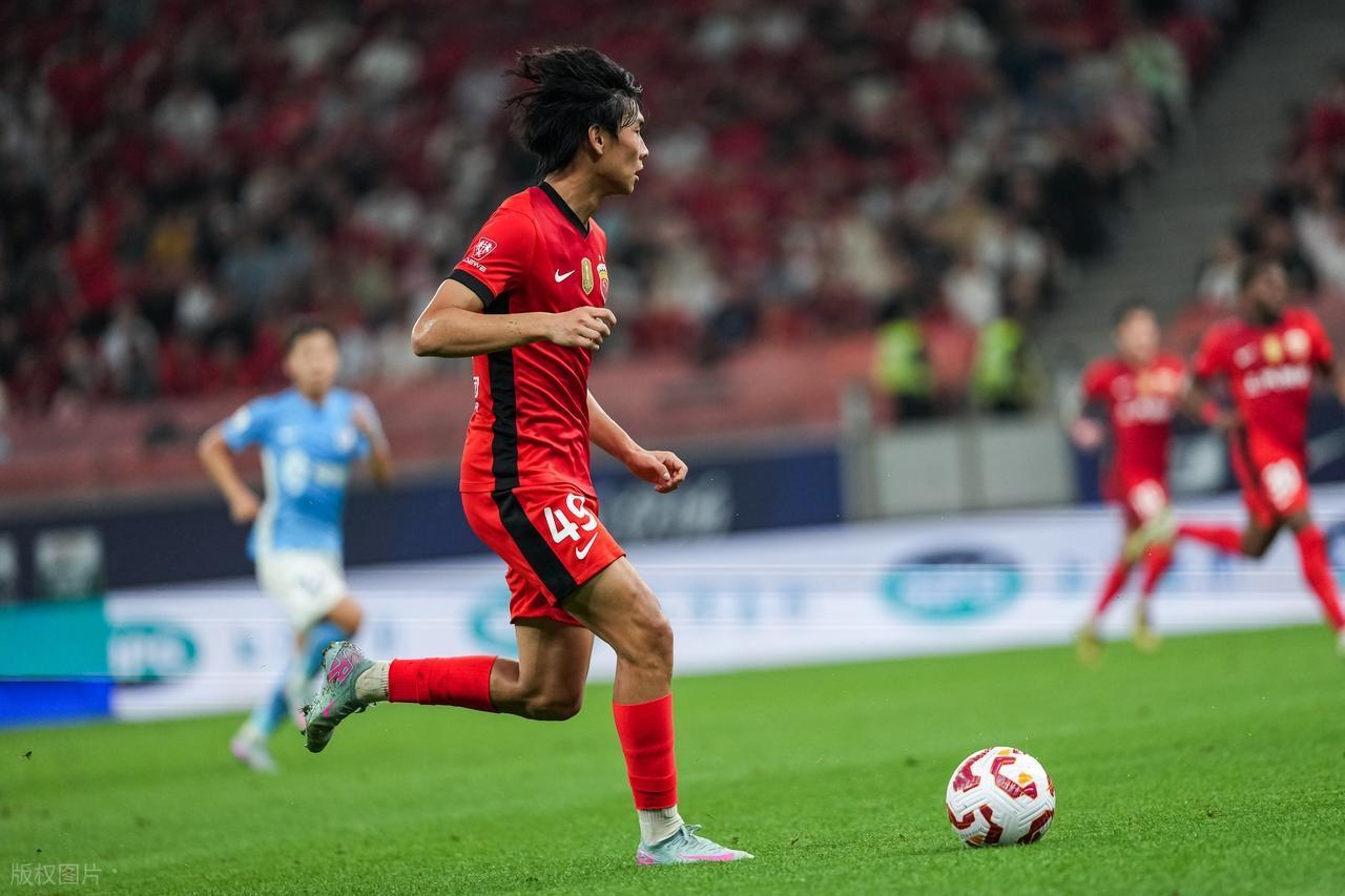 南宫28-风云突变上海海港赛前刷新队史纪录，欧冠版图或变，媒体盛赞，数据趋势出现新变化(上海海港赛前海报)